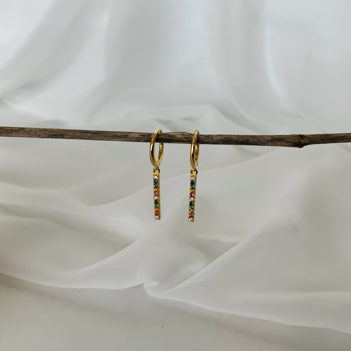 Mini argollas barrita arcoiris en plata 925 bañado en oro 18k