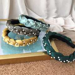 Diadema trenzada seda aplique perlitas verde pastel