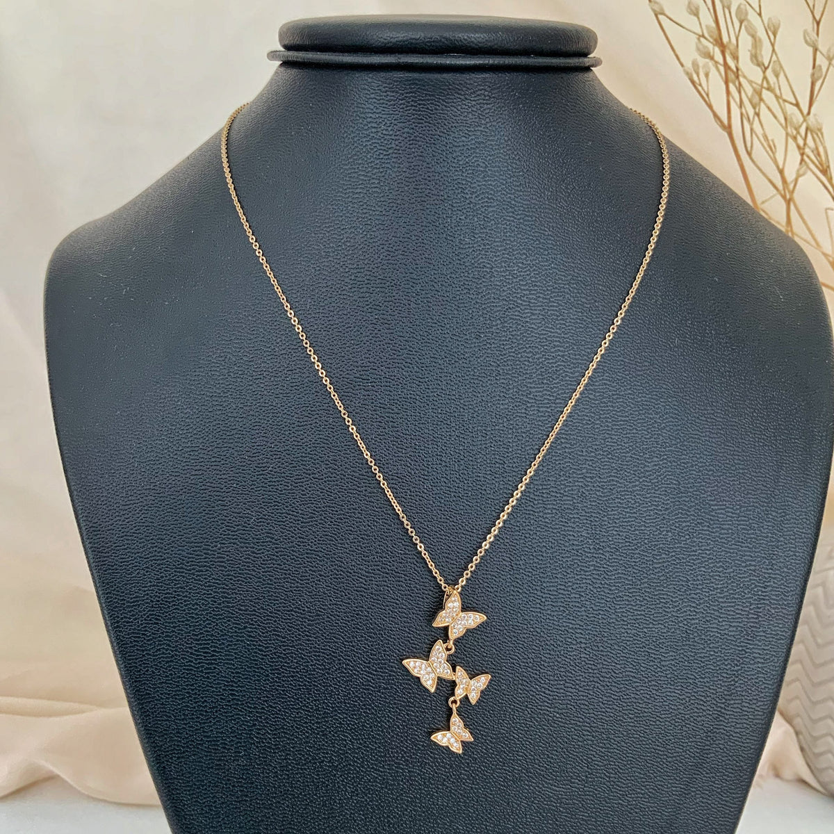 Collar cadena de mariposas con circones en plata 925 bañado en oro 18k