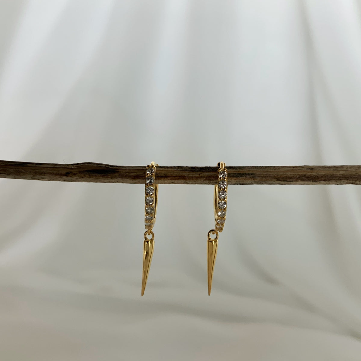 Mini argollas con circones y dije de púa en plata 925 bañado en oro 18k