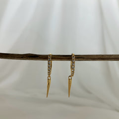 Mini argollas con circones y dije de púa en plata 925 bañado en oro 18k