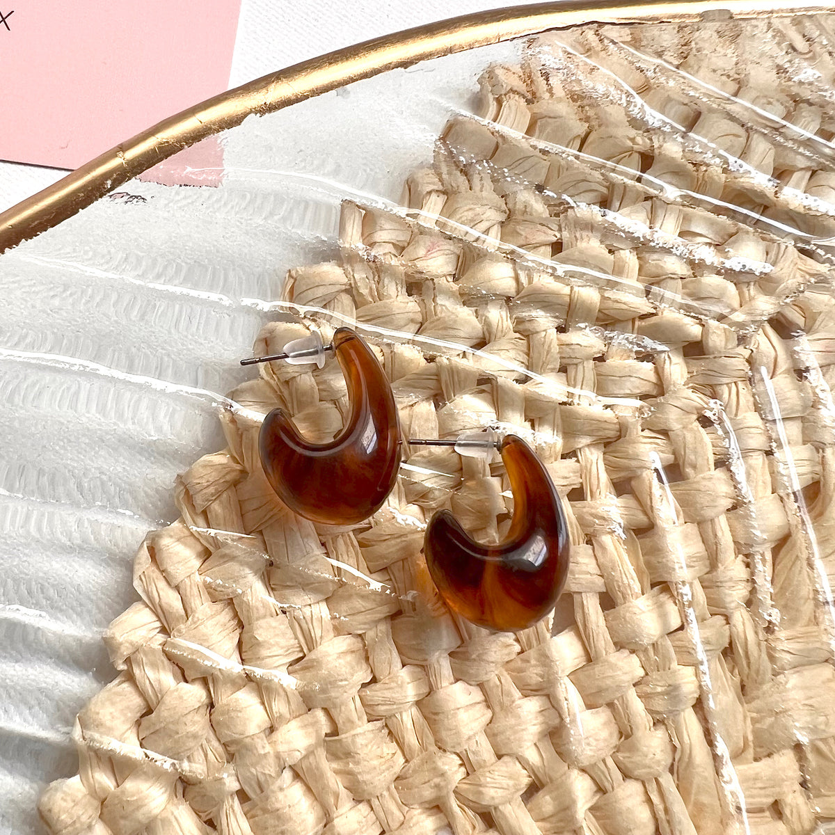 Aretes argollas acrílicas tipo gota mini abierta marrón carey