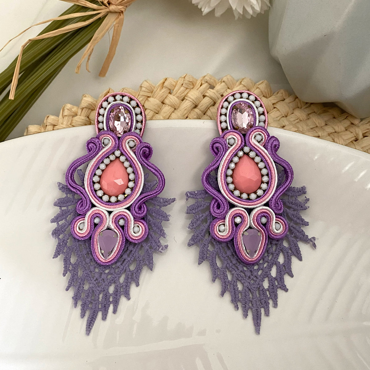 Aretes hecho a mano de hilo lila rosado