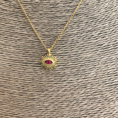 Collar con dije de sol y ojo rojo enchapado en oro 18k