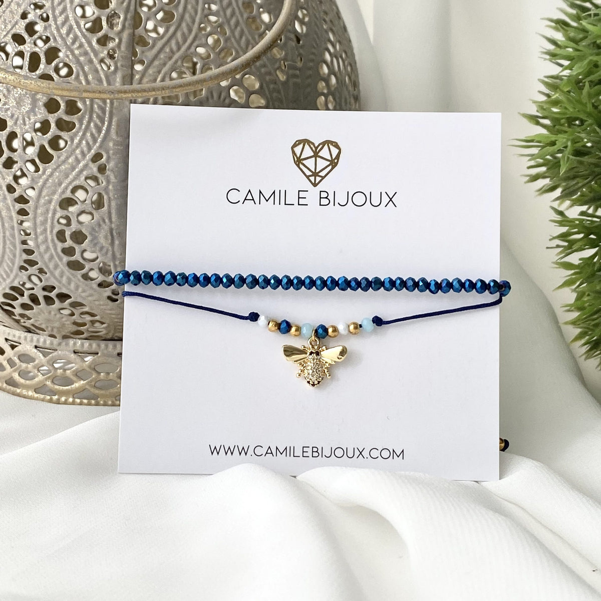 Pulsera de hilo ajustable azul doble con una linea de muranos y otra con dije de abeja con circones bañado en oro 18K