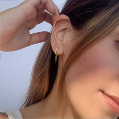 Mini argollas con circones y dije de púa en plata 925 bañado en oro 18k