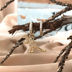 Juego de argollas con dije removible de dinosaurio en circones