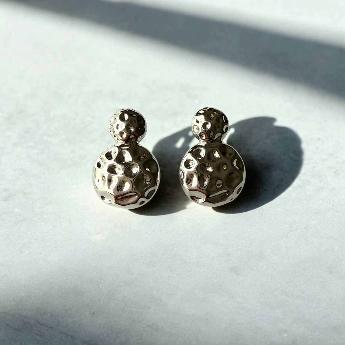 aretes acero plateado textura lunar