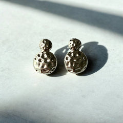 aretes acero plateado textura lunar