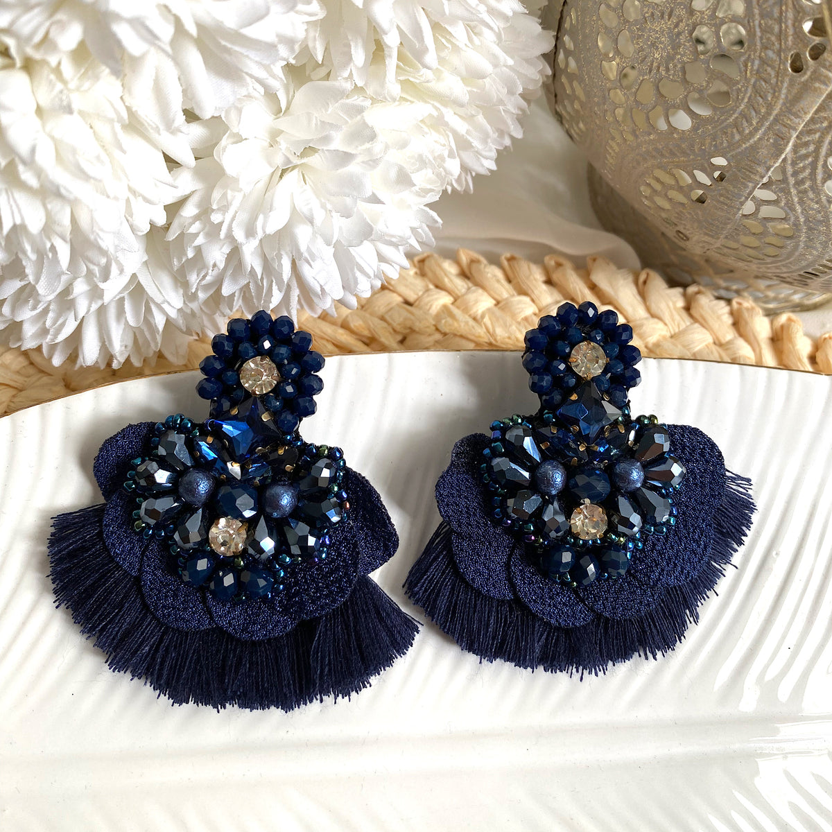 Aretes Uma,  bordados a Mano color azul oscuro