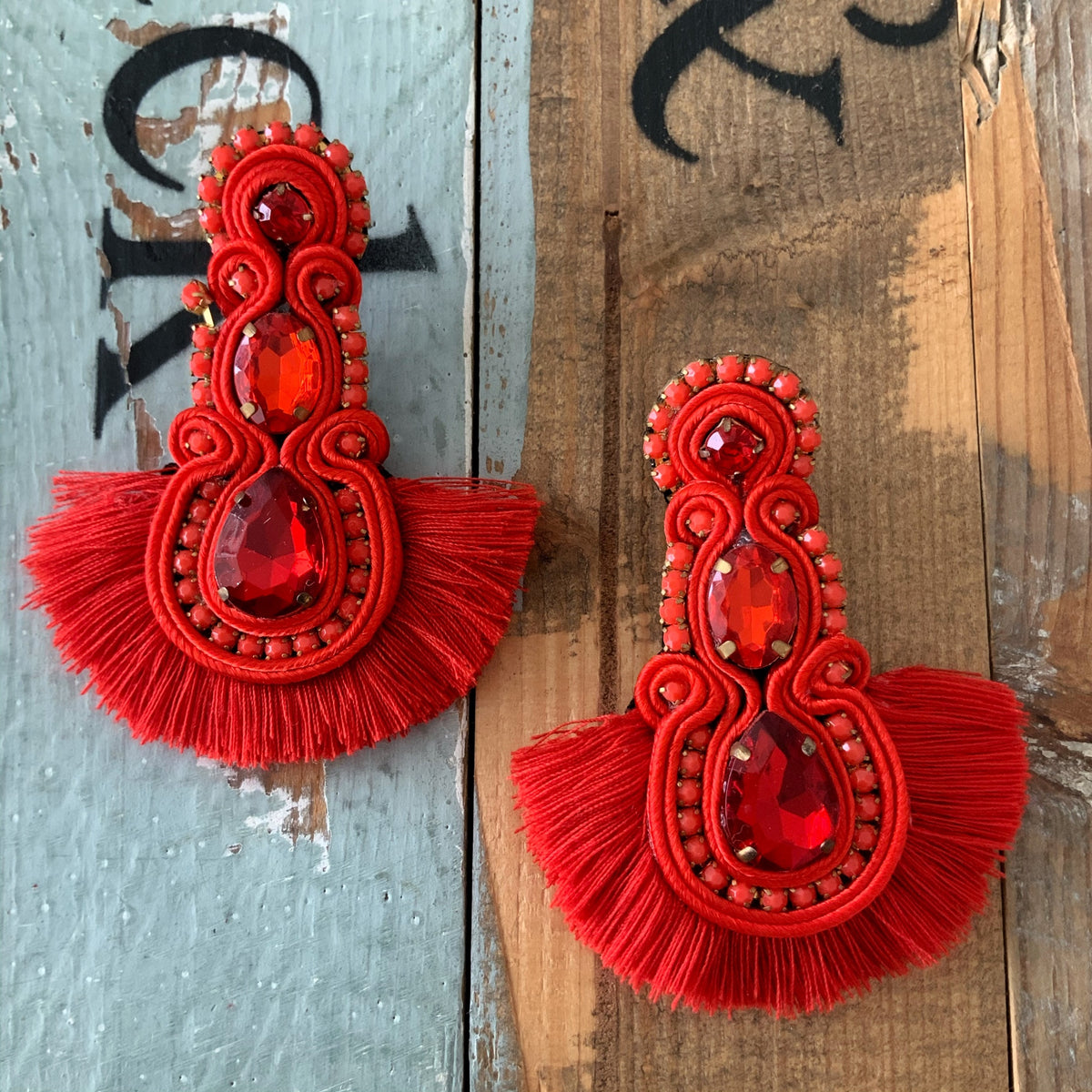 Aretes Tumi rojo