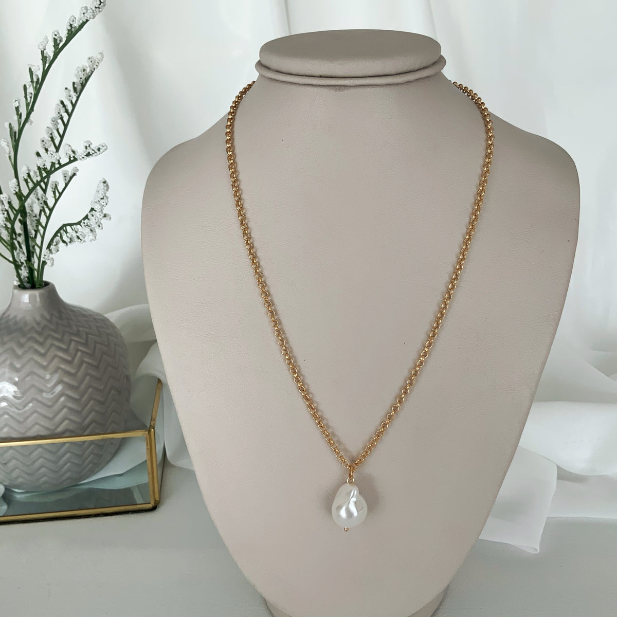 Collar con perla de rio enchapado en oro 18k