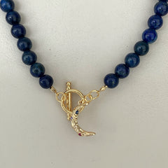 Collar media luna en piedra lápiz lazuli enchapado en oro 18k