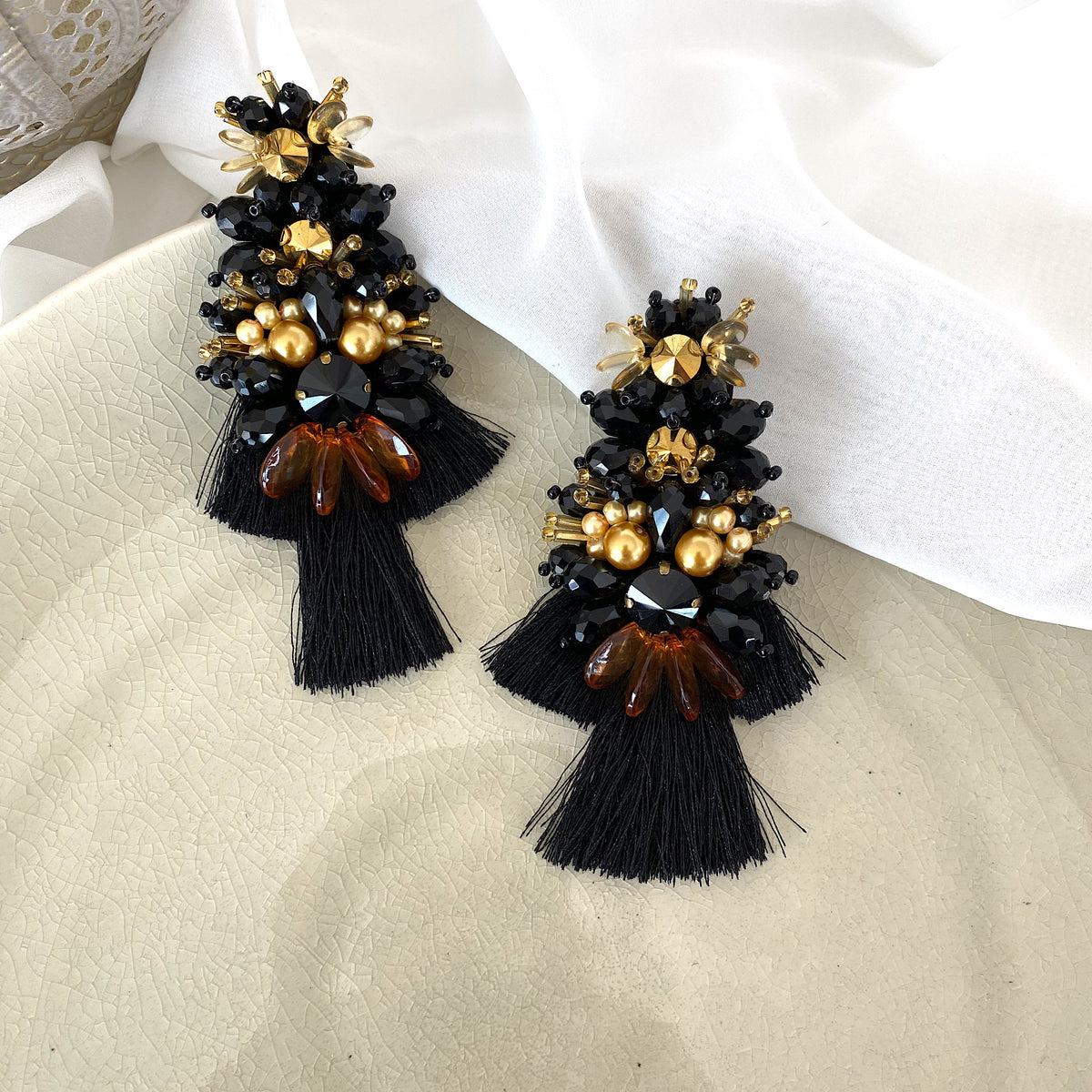 Aretes Sirena bordados negro y dorado