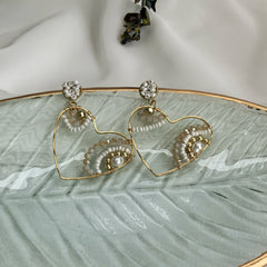 Aretes corazones de alambrismo blanco