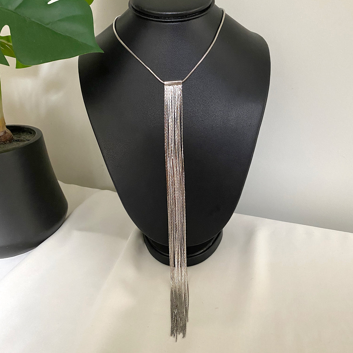 Collar corbata cadena plateada