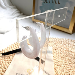 Aretes argollas acrílicas tipo gota abierta blanco