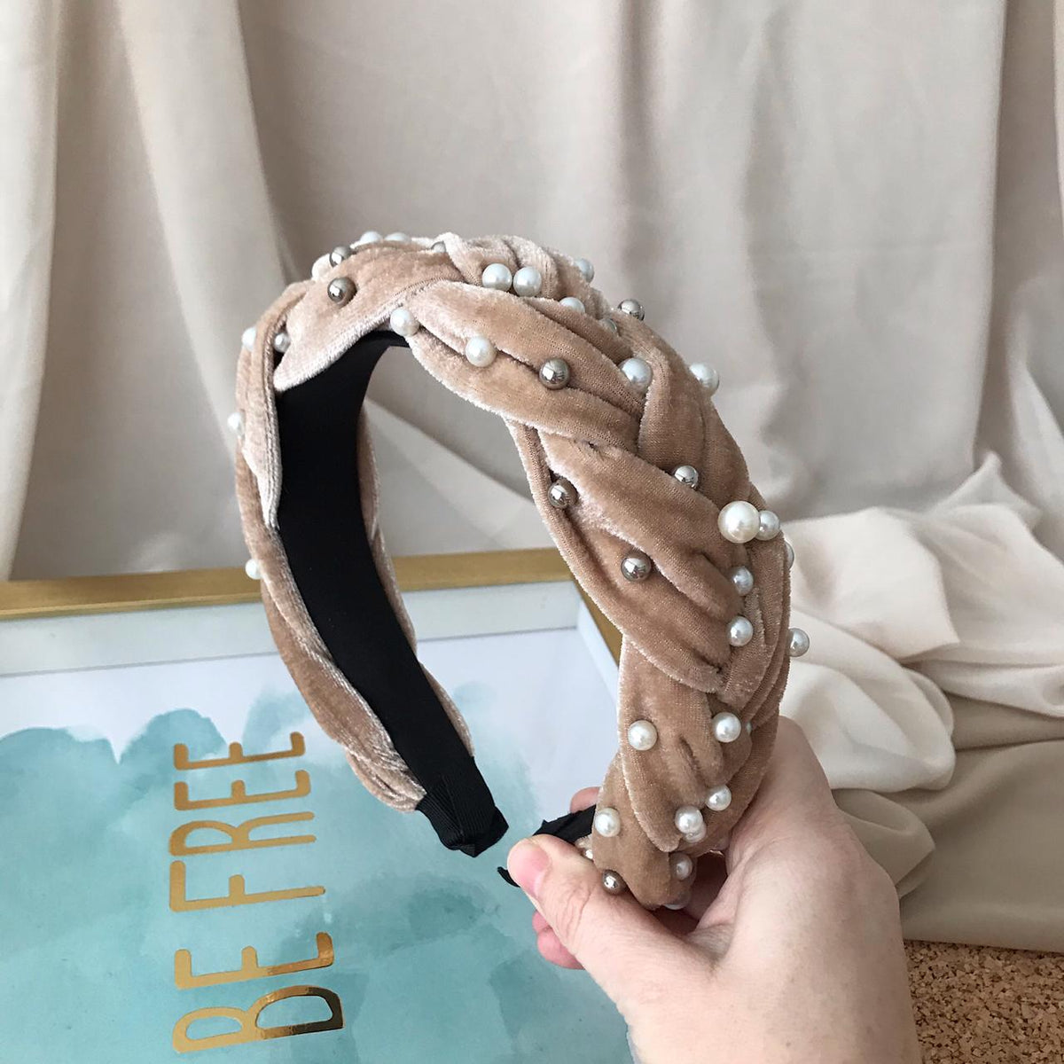 Diadema velvet nude con apliques