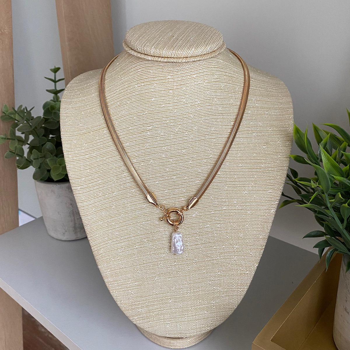 Collar snake dorado con broche timón y perla