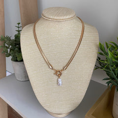 Collar snake dorado con broche timón y perla