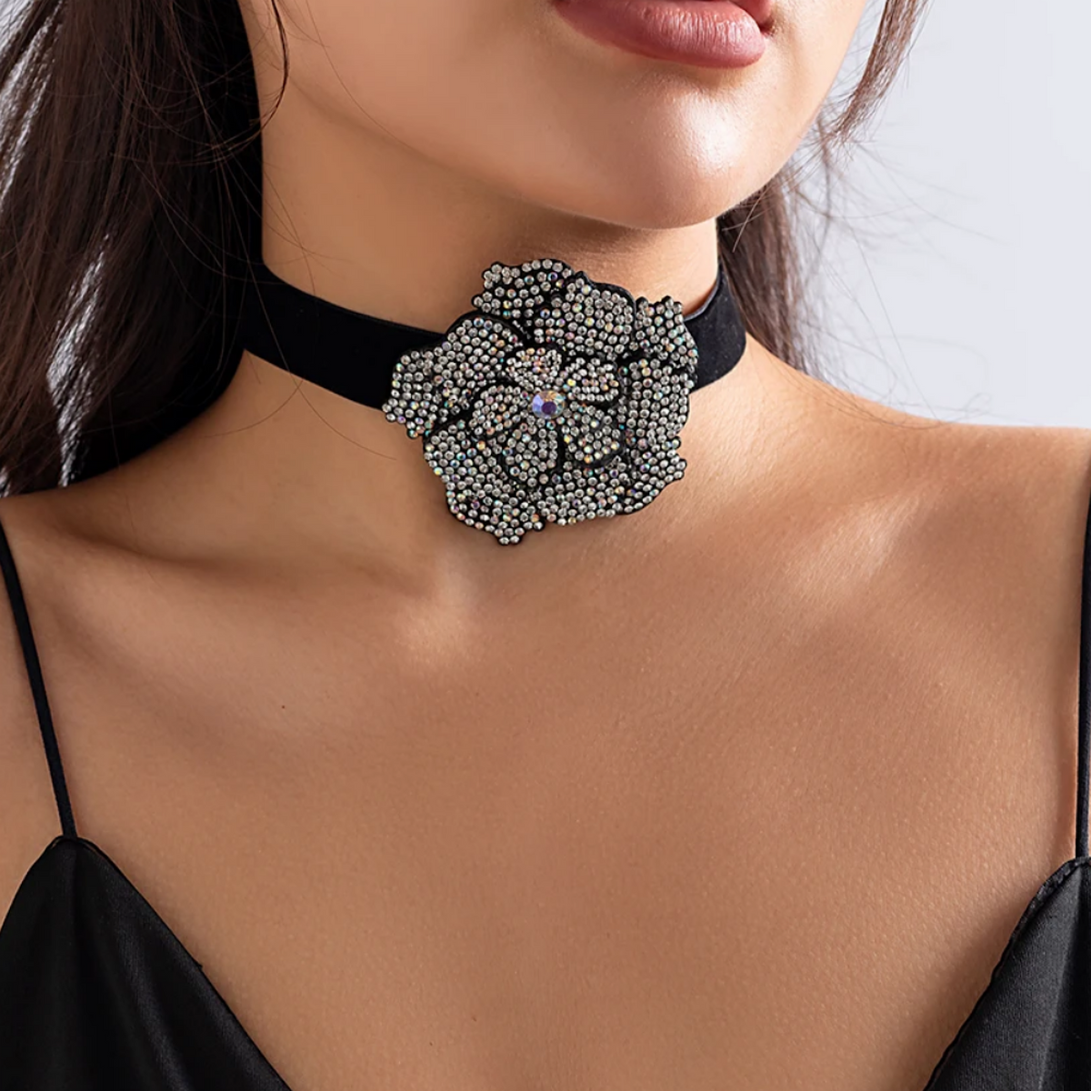 Collar choker flor circones negro plateado