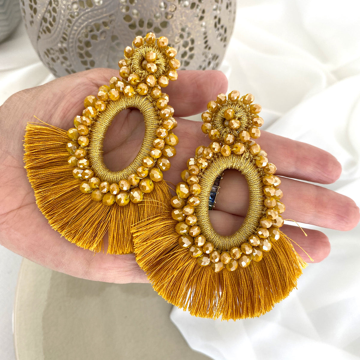 Aretes Alexandra bordados mostaza