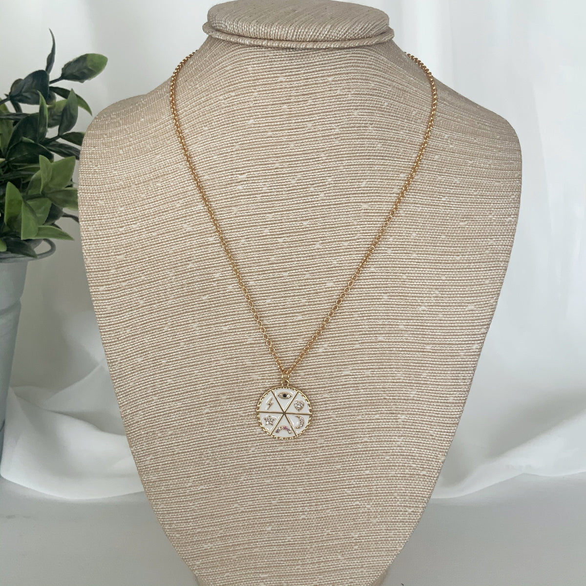Collar Moneda blanca enchapado en oro 18k