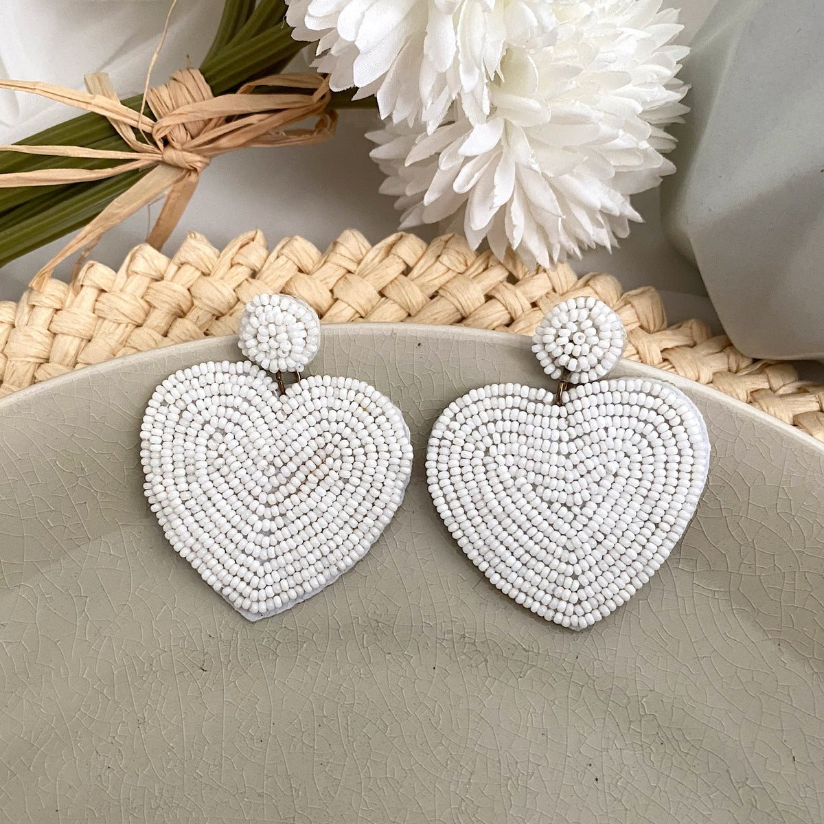 Aretes corazón hecho a mano blanco