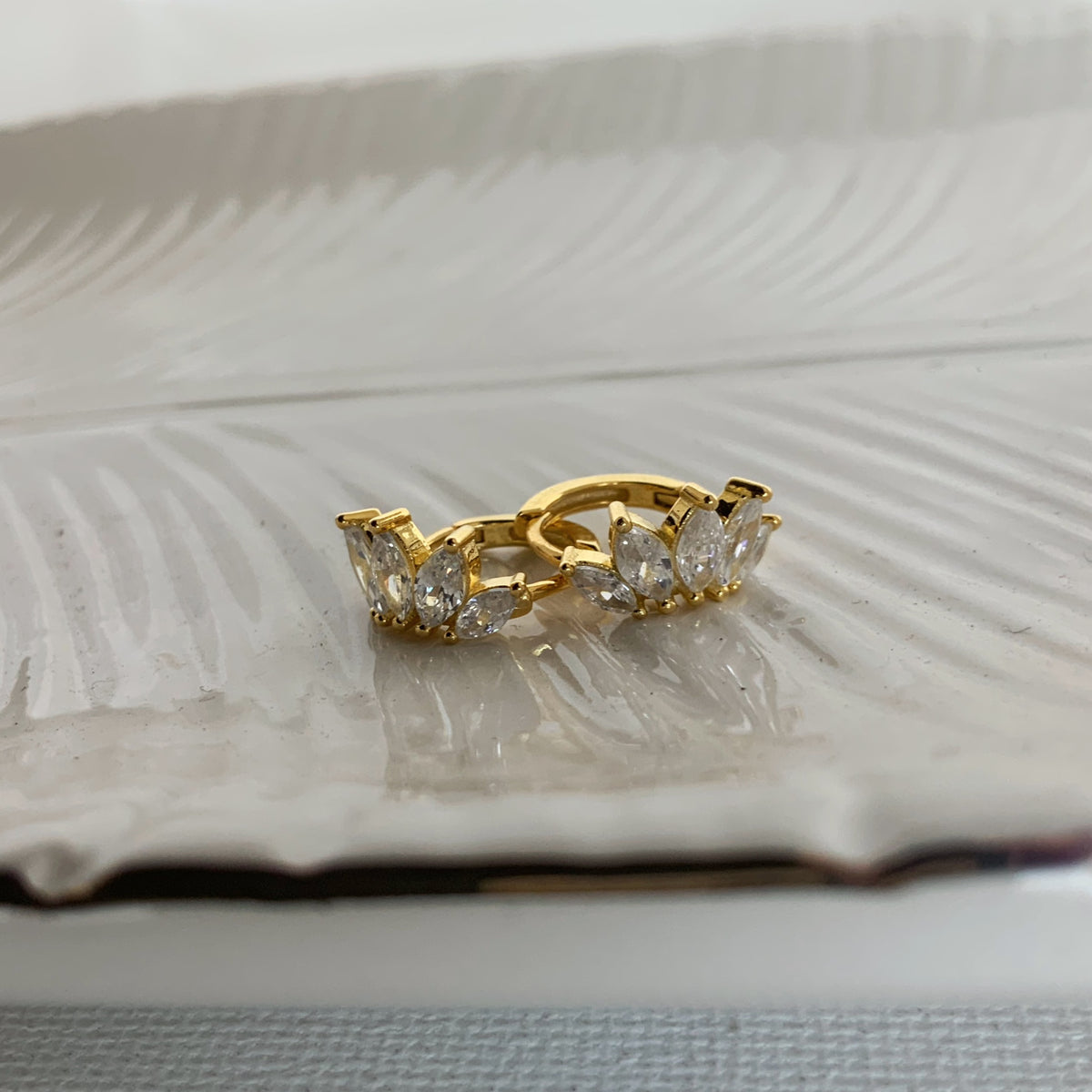 Mini argollas corona de cristales en plata 925 bañado en oro 18k