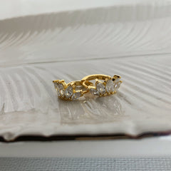 Mini argollas corona de cristales en plata 925 bañado en oro 18k