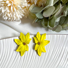 Aretes media flor amarillo