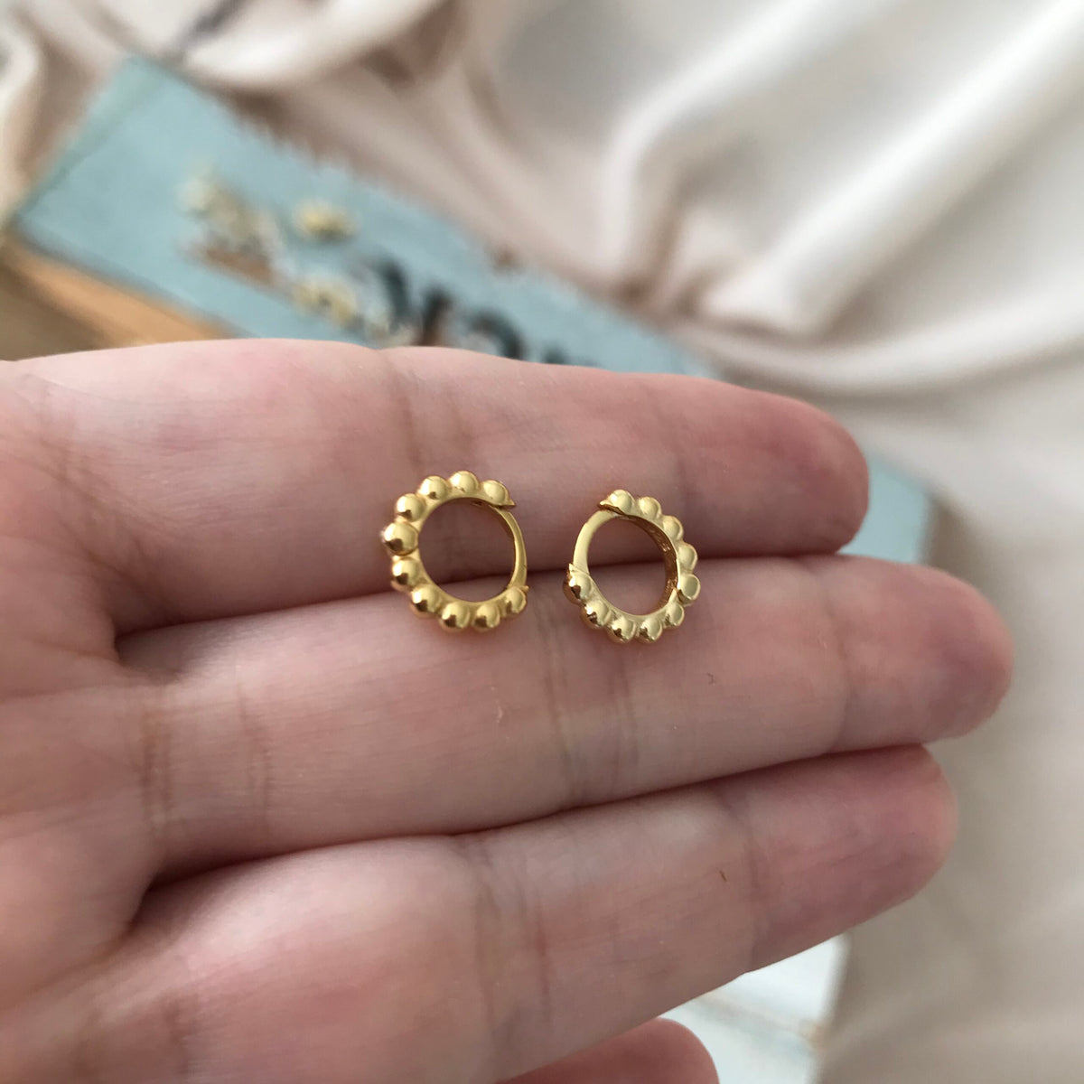 Mini argollas plata 925 bañadas en oro 18K detalle de bolitas