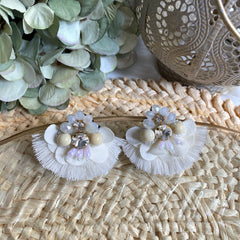 Aretes Mireia,  bordados a Mano color blanco hueso