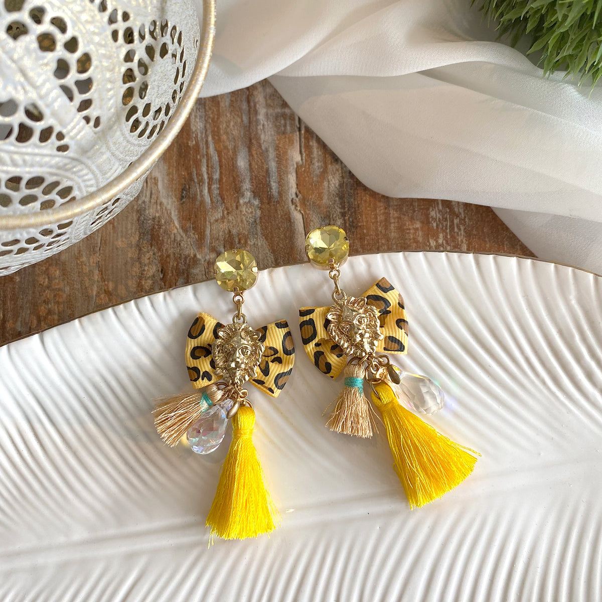Aretes lazo animal print amarillo