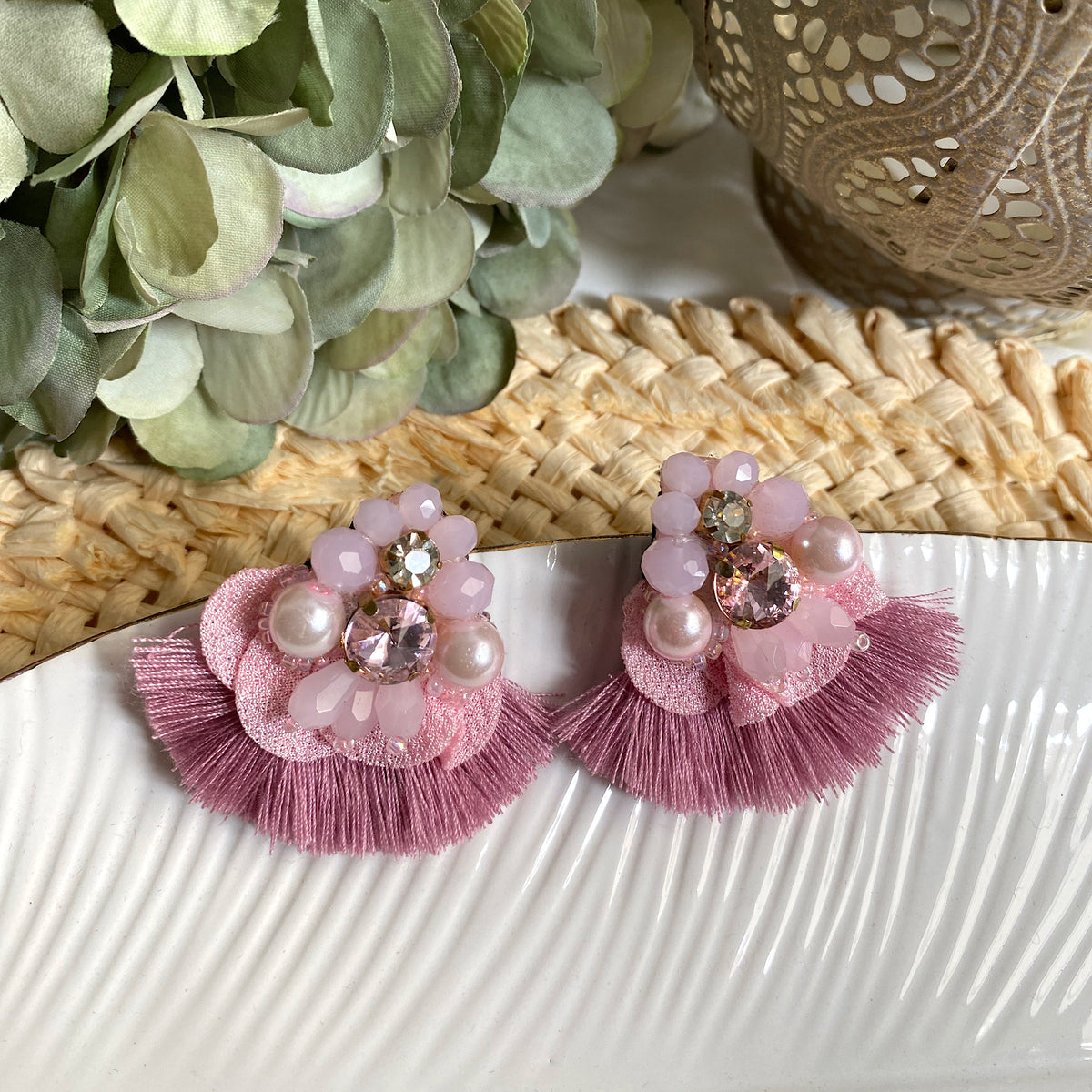 Aretes Mireia,  bordados a Mano color palo rosa