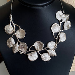 Collar hojas plateado regulable