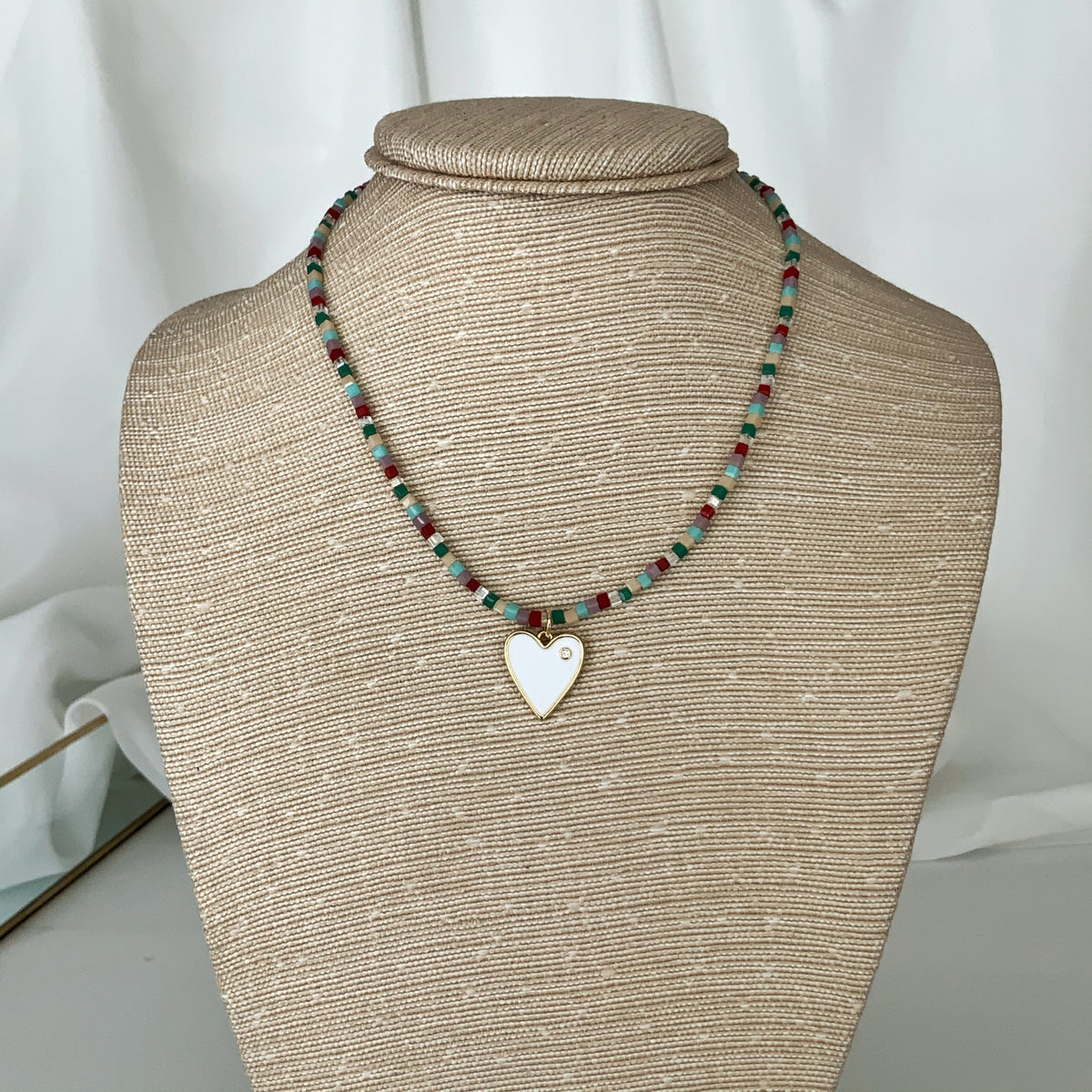 Collar Tutti con dije de corazon blanco enchapado en oro 18k