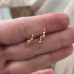 Mini Aretes Thunder plata 925 bañado en oro 18k con circones.