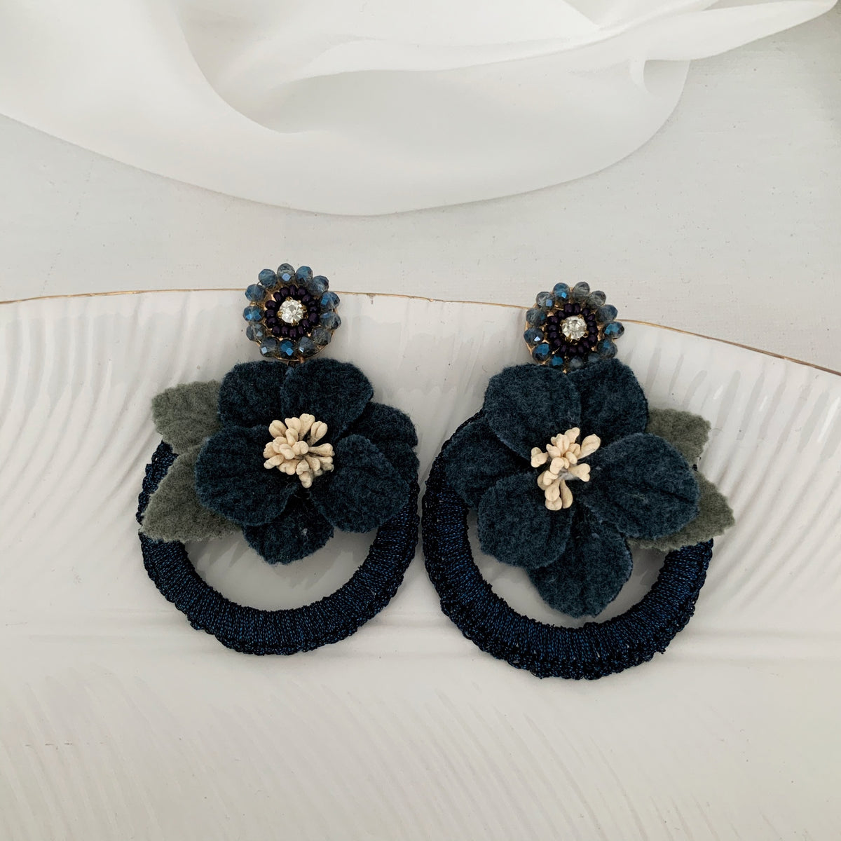 Aretes Flor gamuza azul noche