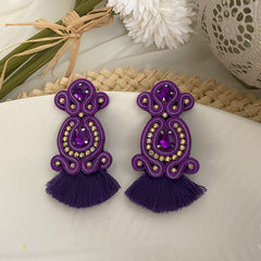 Aretes hechos a mano con hilo morado