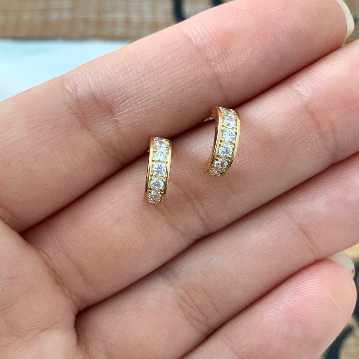 Mini aretes media argolla con circones en plata 925 enchapada en oro 18k