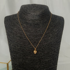Collar con dije de corazón enchapado en oro 18k