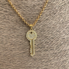 Collar con llave con circones enchapado en oro 18k