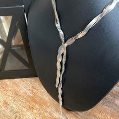 Collar snake plateado trenzado estilo corbata