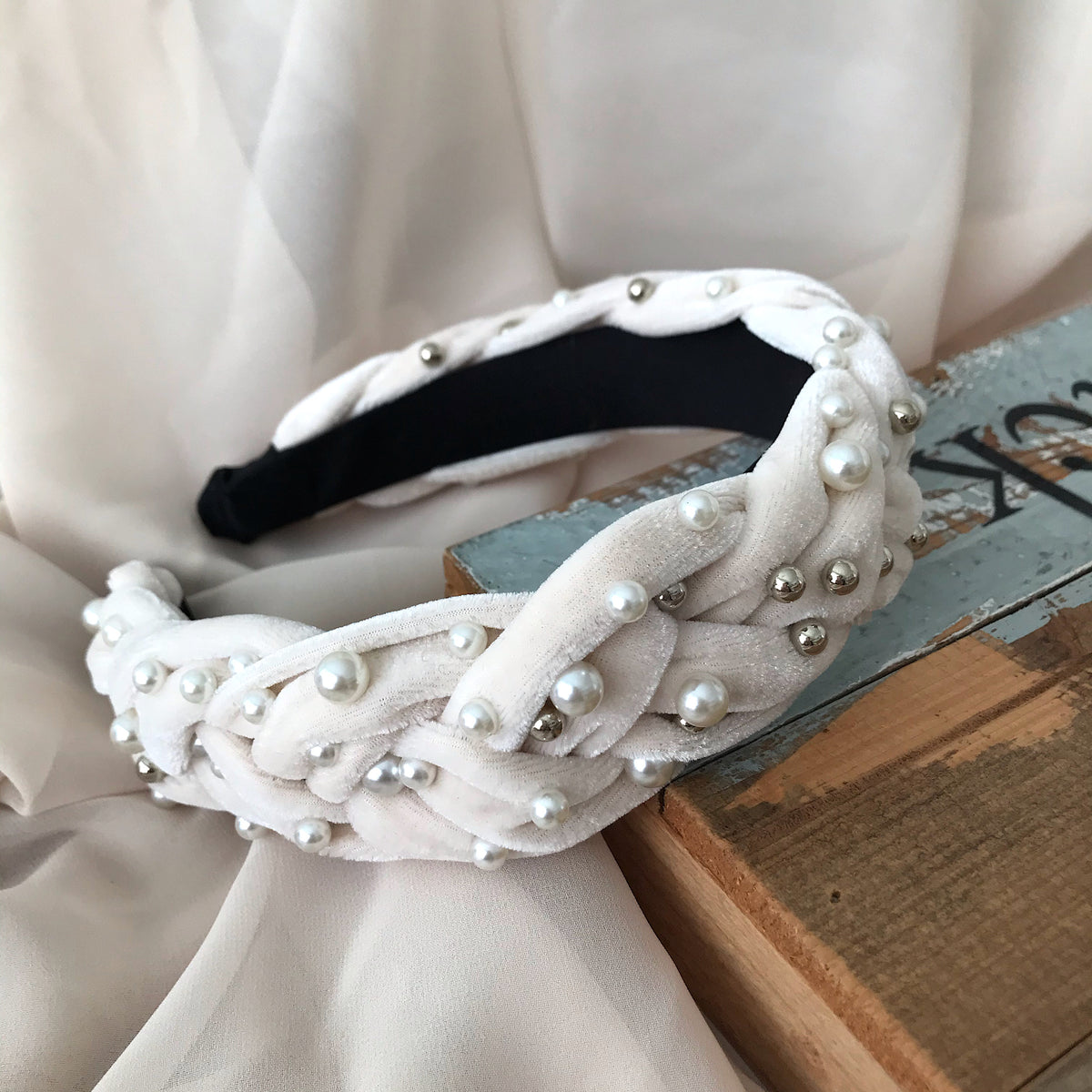 Diadema velvet hueso con apliques