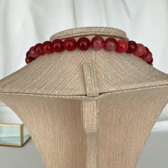 Collar summer vibes cuarzo chery rojo con dije de estrella marina y perlita enchapado en oro 18k