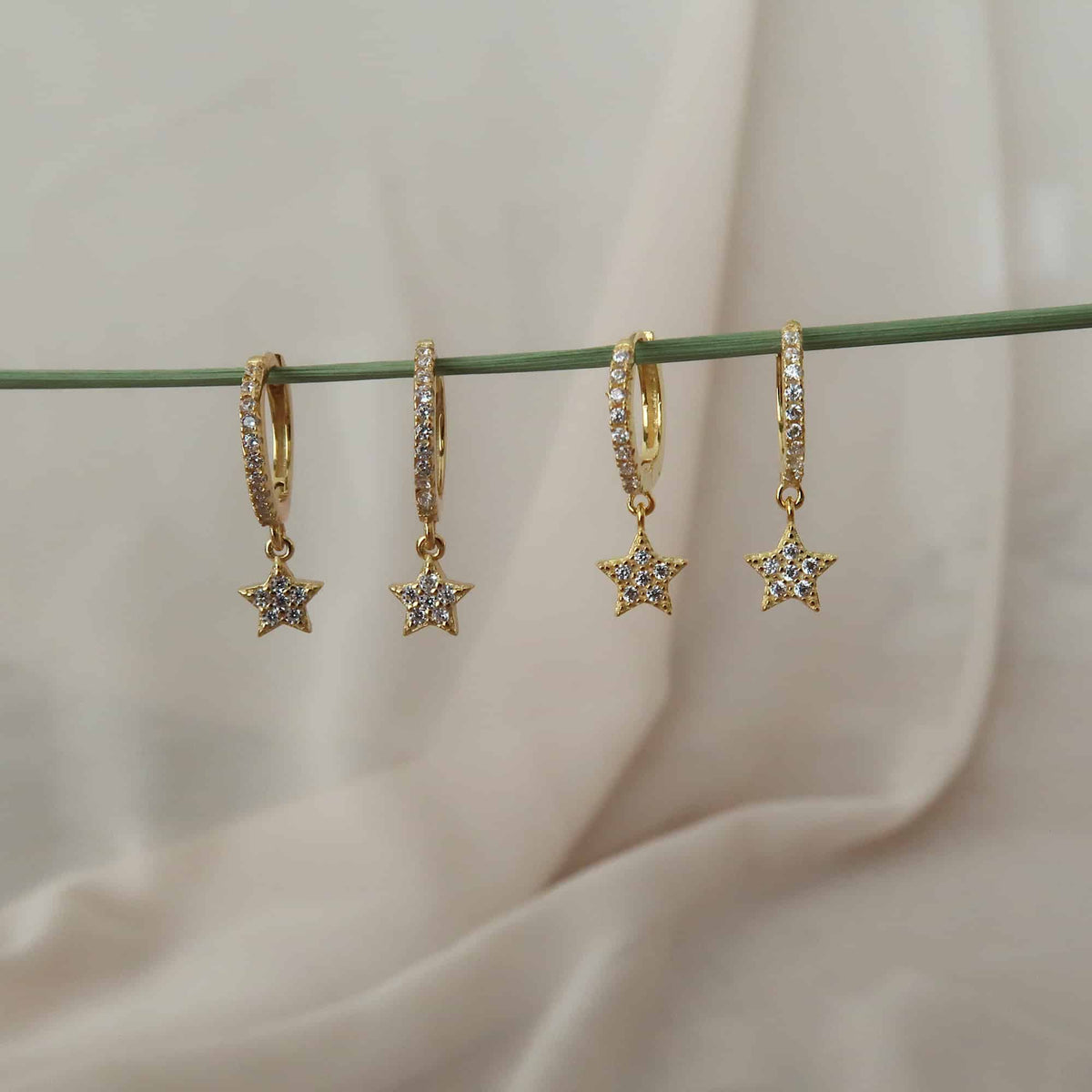 Mini argollas plata 925 baño en oro 18k con dije de estrella y circones