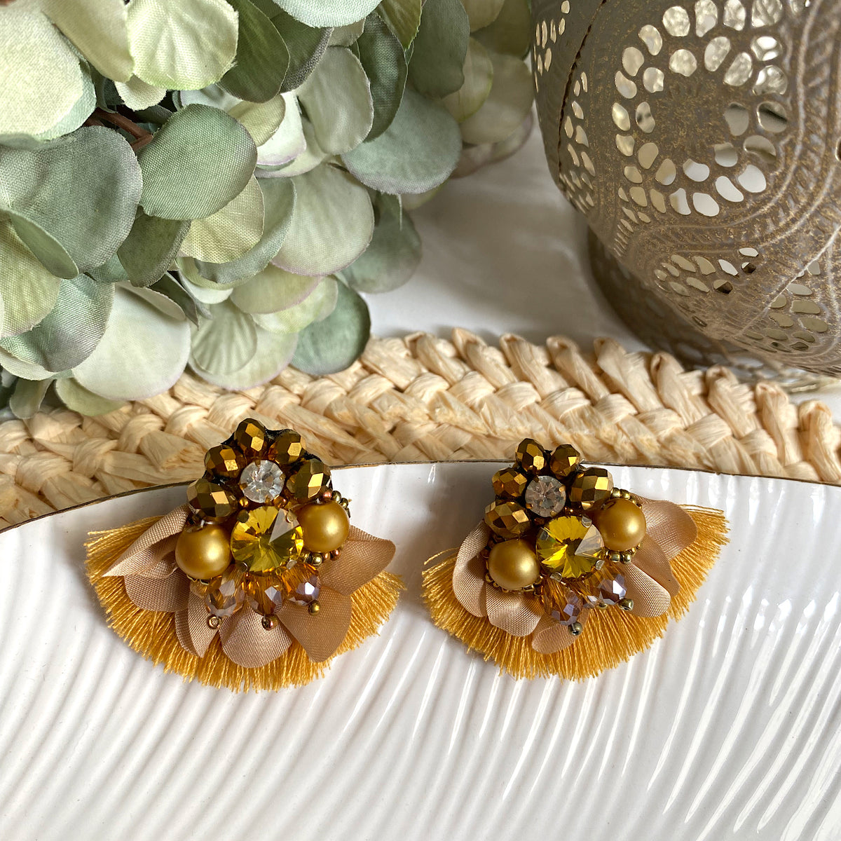 Aretes Mireia,  bordados a Mano color dorado