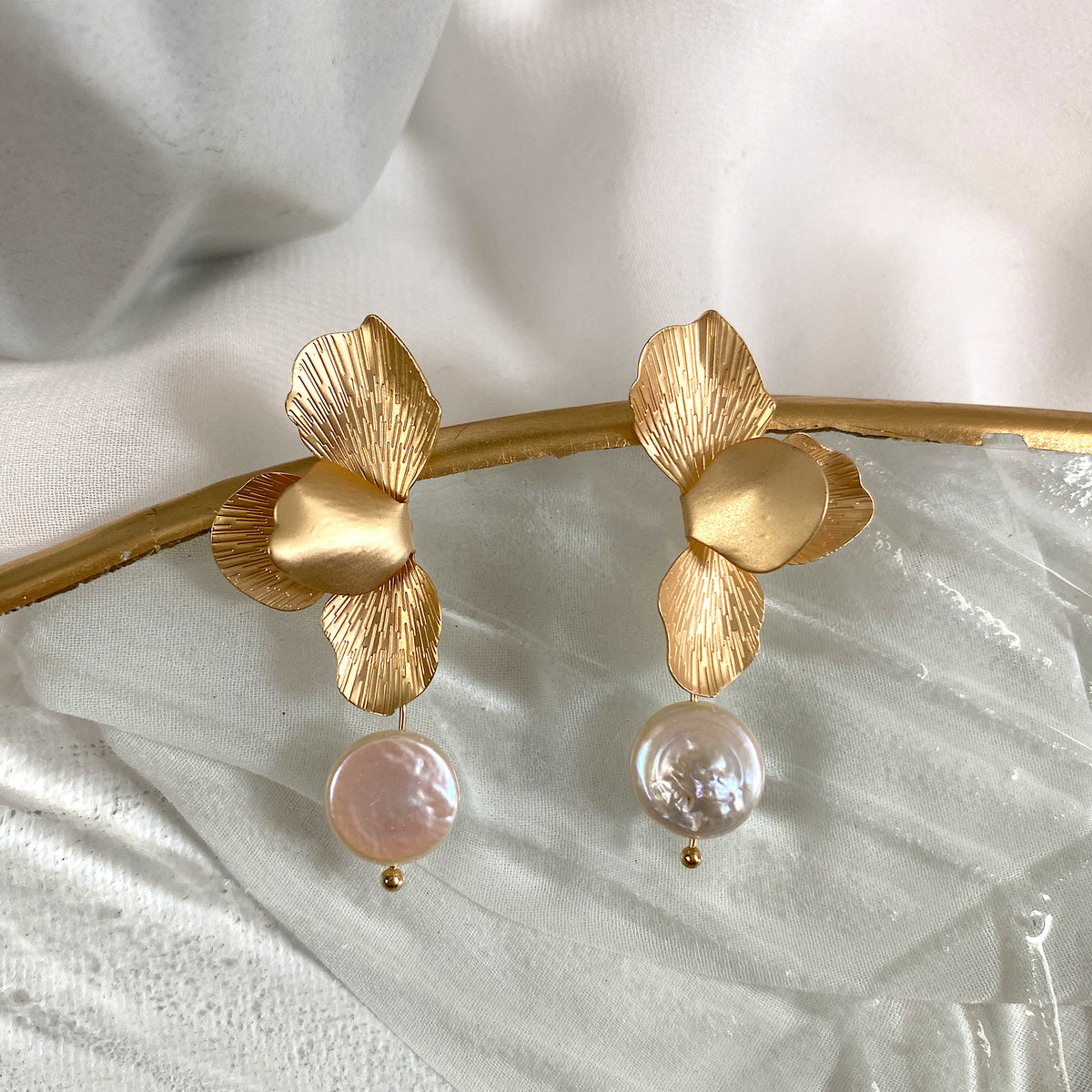 Aretes primavera perla dorado blanco