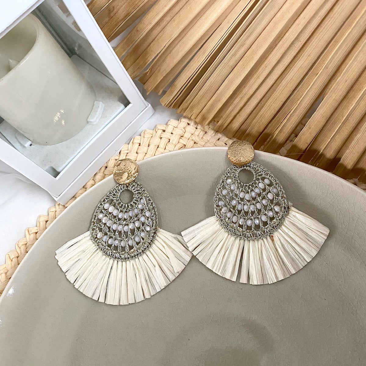 Aretes abanico rafia macrame hueso blanco